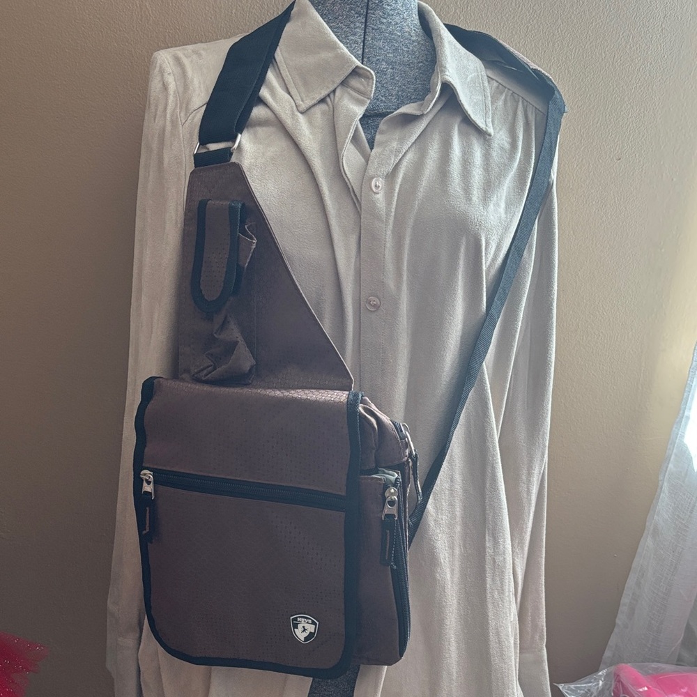 Heys NWOT Travelmate V3 Crossbody Sling Travel Bag with Adjustable Strap